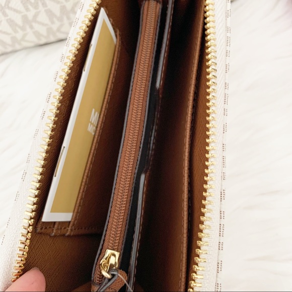 📌CLOSING SALE📌MICHAEL KORS TOTE WITH WALLET SET - Picture 3 of 8